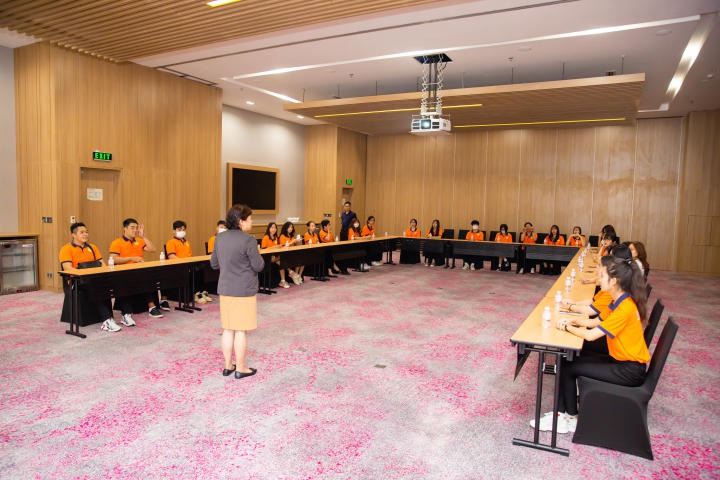 Các bạn tân sinh viên được gặp gỡ ban quản lý khách sạn và lắng nghe những chia sẻ bổ ích HUTECH 1