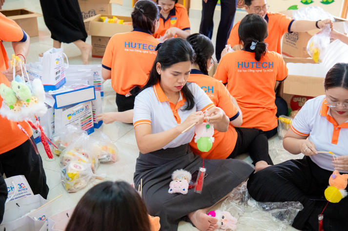 Một mùa Trăng trọn vẹn: Sinh viên Khoa Tài chính - Thương mại HUTECH đem niềm vui đến trẻ em Vĩnh Long 43