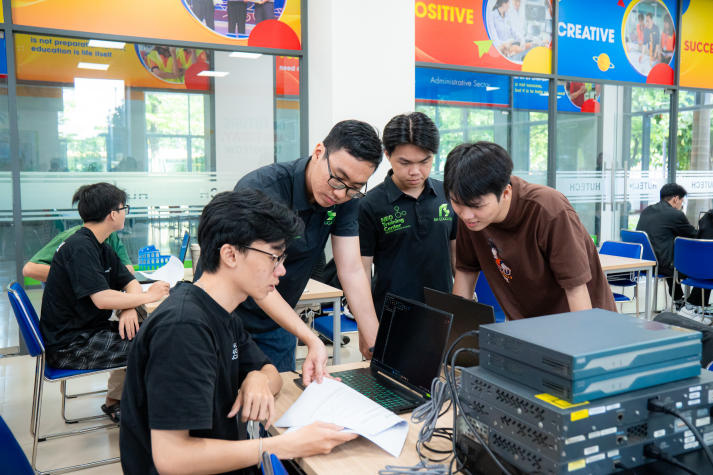 Sinh viên Công nghệ thông tin “thực chiến” xử lý sự cố mạng Cisco 31
