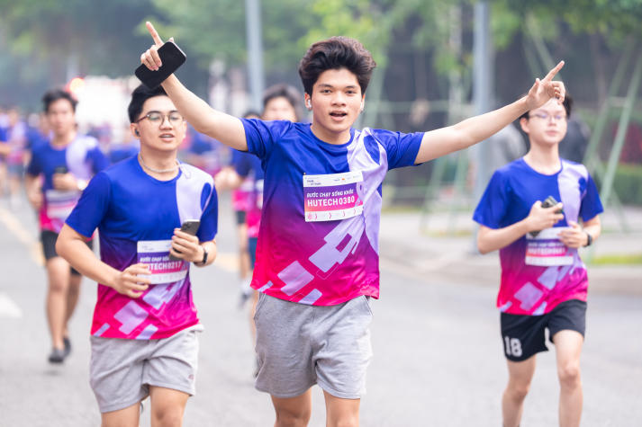Gần 1.000 vận động viên HUTECH lan tỏa yêu thương cùng Giải chạy “Bước chạy Sống khoẻ” 70