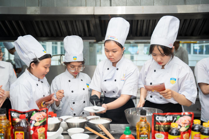 Sinh viên ngành Quản trị nhà hàng và dịch vụ ăn uống trải nghiệm làm bánh mì “signature” cùng chuyên gia 117