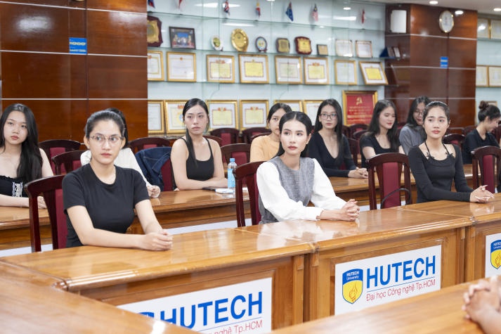 Thí sinh Miss HUTECH 2025 học tập kỹ năng trình diễn sân khấu và kiểm soát cảm xúc trước thềm Chung khảo 40