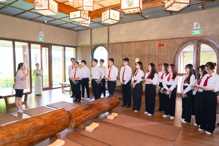 Sinh viên Quản trị khách sạn trải nghiệm mô hình chăm sóc sức khỏe tại Carezone 31
