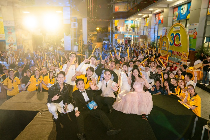 [Video] Liveshow Sóng 2025: Bản hòa ca cảm xúc của tuổi trẻ HUTECH 59