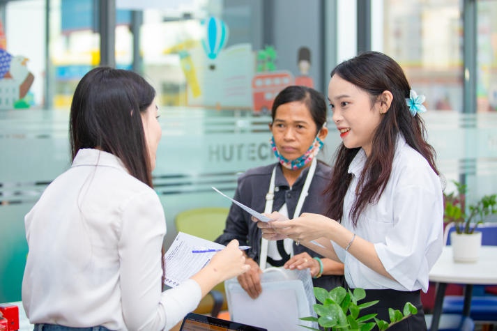 HUTECH rộn ràng đón thí sinh, phụ huynh đến tìm hiểu quy trình nhập học ngay sau khi công bố điểm chuẩn 27