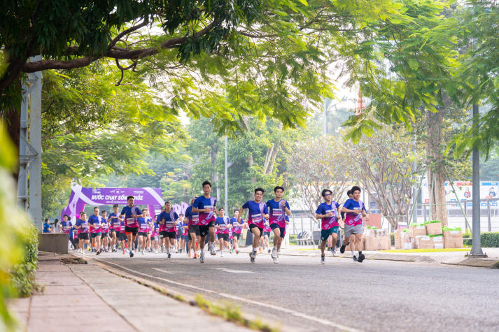 Gần 1.000 vận động viên HUTECH lan tỏa yêu thương cùng Giải chạy “Bước chạy Sống khoẻ” 60