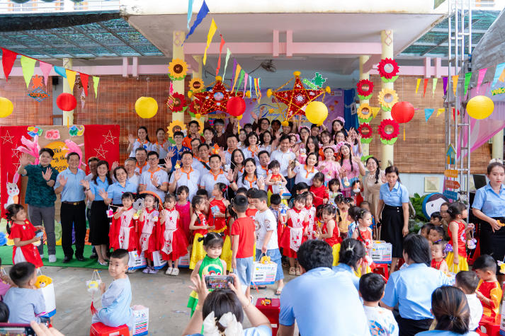 Một mùa Trăng trọn vẹn: Sinh viên Khoa Tài chính - Thương mại HUTECH đem niềm vui đến trẻ em Vĩnh Long 130