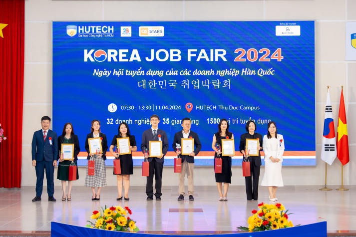 [Video] “Choáng ngợp” trước hơn 1.500 cơ hội việc làm cho sinh viên HUTECH tại “KOREA JOB FAIR 2024” 90
