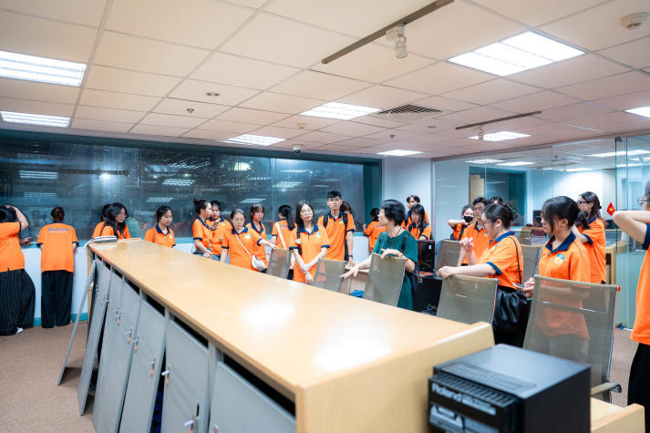 Sinh viên Quan hệ công chúng “bước vào hậu trường” sản xuất chương trình truyền hình trực tiếp tại HTV 78