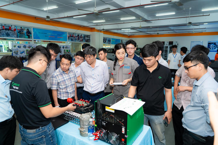Sinh viên Viện Kỹ thuật cập nhật công nghệ chẩn đoán ô tô điện với thiết bị Launch X431 40
