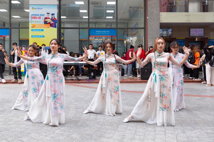 [Ảnh] Trai tài gái sắc HUTECH tự tin “show” nét đẹp năng động đậm chất Gen Z tại đa sân chơi 24