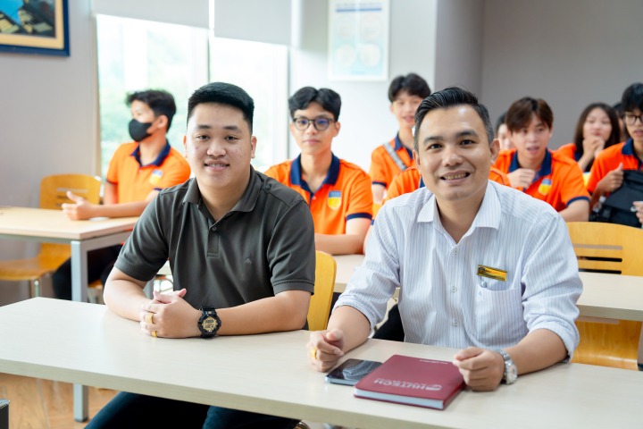 Tân sinh viên ngành Tài chính - Ngân hàng VKIT tham quan Ngân hàng Woori Bank 24