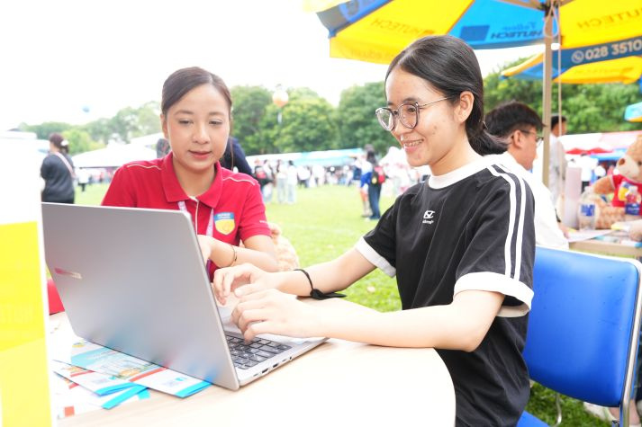 HUTECH cùng sĩ tử 2k8 tháo gỡ băn khoăn chọn Trường tại Ngày hội lựa chọn nguyện vọng xét tuyển 2026 100