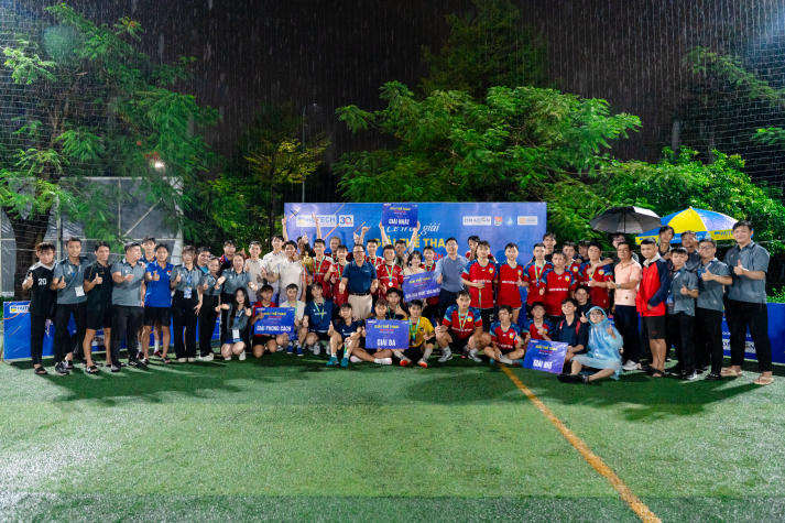 Red Sport đoạt cúp vô địch môn Bóng đá nam Giải thể thao chào đón tân sinh viên 74