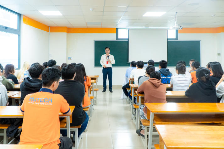 Những chia sẻ thực chiến từ tiền bối trở thành nguồn cảm hứng cho sinh viên Khoa Tiếng Anh 34