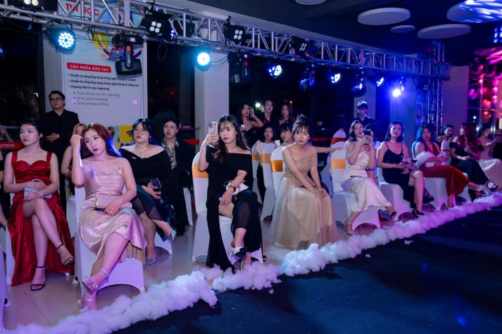 Sinh viên Quan hệ công chúng trình làng các video phóng sự và tỏa sáng tại Đêm tiệc "Dạ Huyền" 185