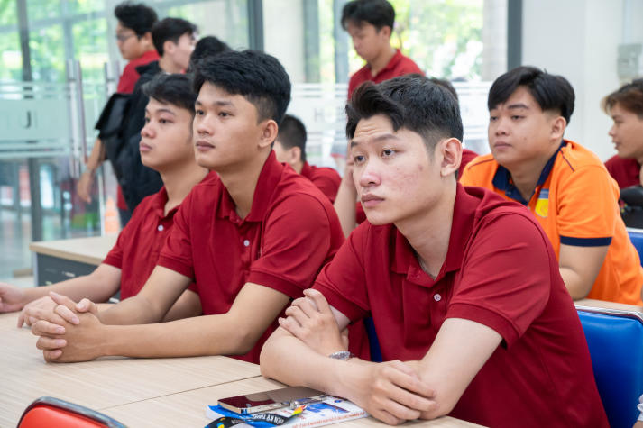 Sinh viên Viện Kỹ thuật tiếp cận công nghệ Digital Twin và xu hướng chuyển đổi số ngành điện 32