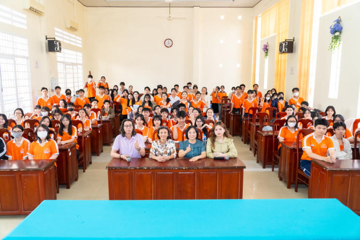 Sinh viên ngành Tâm lý học kết nối hơn 2.000 học sinh An Giang qua hành trình “Hiểu tâm lý - Vững tương lai” 120