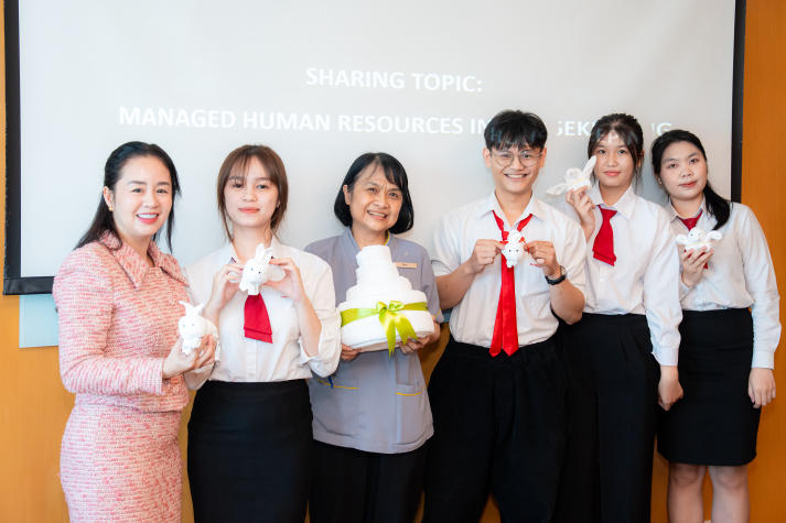 [Video] Không gian 5 sao trở thành lớp học: Sinh viên Quản trị khách sạn trải nghiệm tại Hilton Saigon và Renaissance Saigon 100