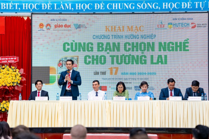 [Video] HUTECH được đông đảo học sinh quan tâm tại khai mạc chương trình tư vấn hướng nghiệp “Cùng bạn chọn nghề cho tương lai” lần thứ 17 26