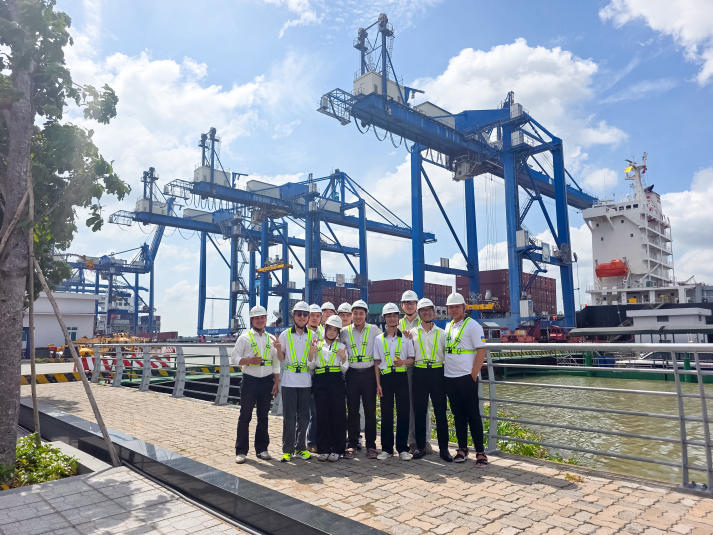 Sinh viên Viện Công nghệ Việt - Hàn tìm hiểu thực tế vận hành logistics tại Cảng Cát Lái 70