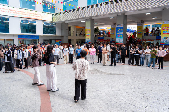 Thanh âm biết ơn: Sân trường HUTECH rộn ràng sắc màu 20/11 48