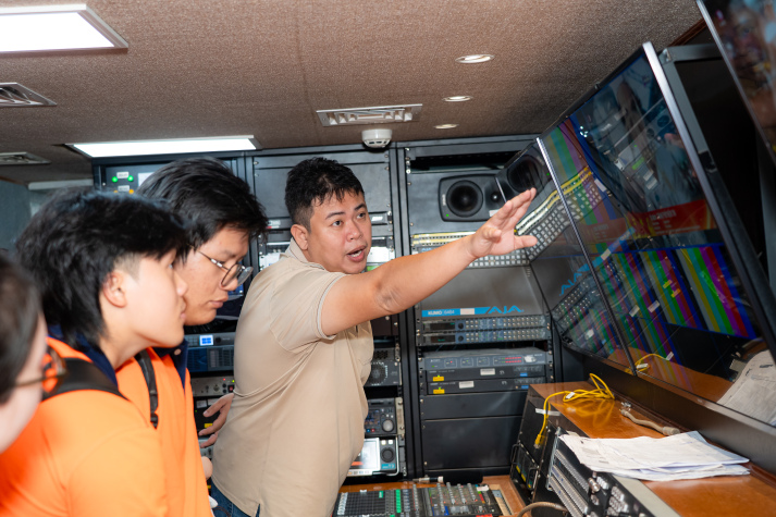 Sinh viên Quan hệ công chúng khám phá hậu trường sản xuất truyền hình tại HTV 45