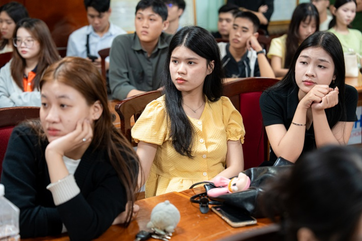 DOP phim “Mưa đỏ” giải mã công thức “làm hình ảnh cho phim kinh phí thấp” đến sinh viên Truyền thông - Điện ảnh 48