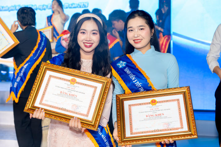 44 Sinh viên 5 tốt hai năm liên tục của HUTECH nhận Bằng khen của Chủ tịch UBND Thành phố 700