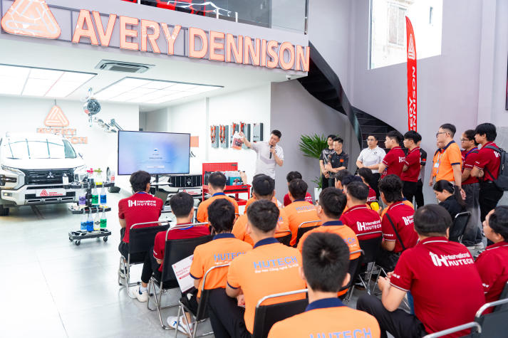 [Video] BƯỚC VÀO THẾ GIỚI CỦA NHỮNG SIÊU XE BẬC NHẤT VÀ CÔNG NGHỆ ĐỈNH CAO – SINH VIÊN VIỆN ĐÀO TẠO QUỐC TẾ HUTECH ĐÃ CÓ MỘT NGÀY “MÃN NHÃN” TẠI AVERY DENNISON! 48