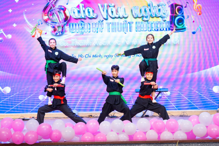 Sinh viên Viện Kỹ thuật “cháy” hết mình tại Gala Văn nghệ mùa X 88