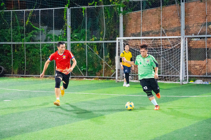 [Hội thao CB-GV-NV HUTECH 2025] Nảy lửa vòng Tứ kết bóng đá nam, 04 cái tên xuất sắc lộ diện vào Bán kết 84