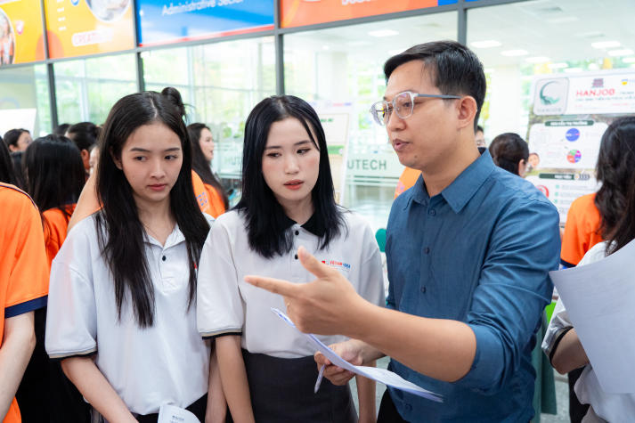 Sinh viên VKIT Khóa 21 trình làng loạt ý tưởng sáng tạo tại Triển lãm Poster 89