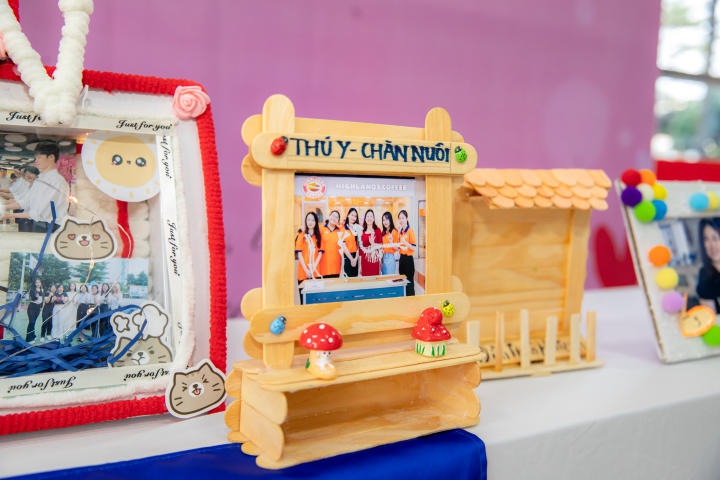 Sinh viên Khoa Thú y - Chăn nuôi thiết kế khung ảnh lưu giữ khoảnh khắc yêu thương nhân ngày Quốc tế Phụ Nữ (8/3) 61