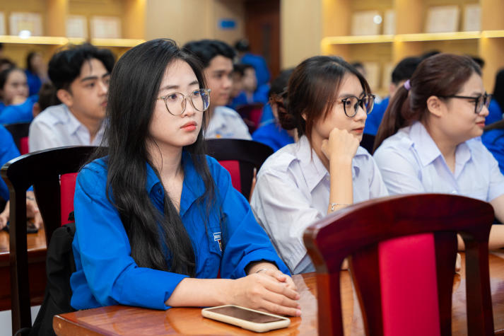 CLB Lý luận trẻ HUTECH đồng hành cùng Đoàn viên, sinh viên thắp sáng niềm tin Đảng 50