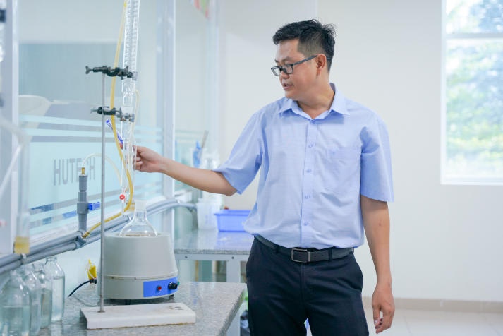 Sinh viên ngành Công nghệ sinh học HUTECH tìm hiểu về quy trình chiết xuất tinh dầu 29