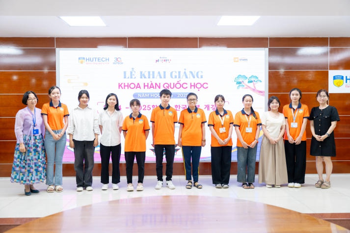 Chuyên gia Hàn Quốc định hướng về thị trường nghề nghiệp cho sinh viên khoa Hàn Quốc học 82