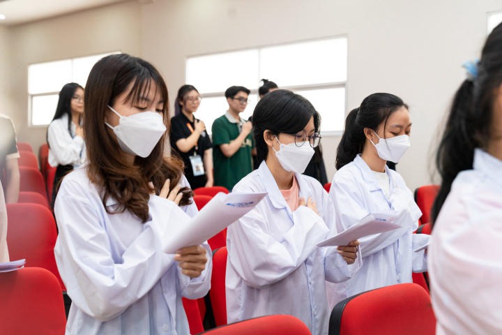 Tân sinh viên Khoa Dược thực hiện nghi thức “Tự hào blouse trắng - White Coat Ceremony” HUTECH 1