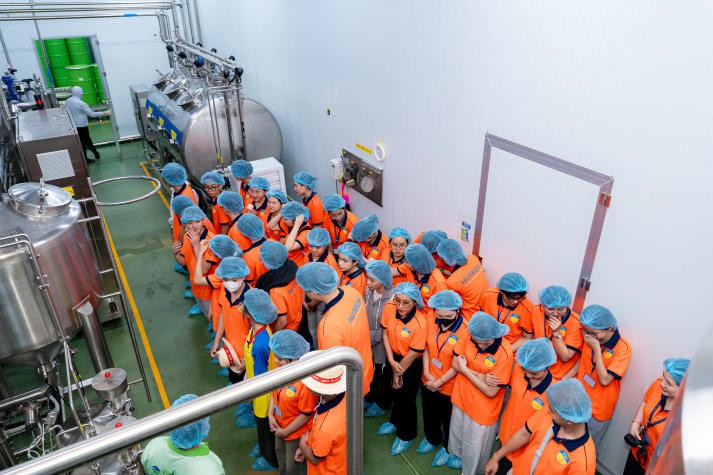 Sinh viên ngành Kinh doanh quốc tế học nghề thực tế từ chuyến tham quan Vinacoco 63