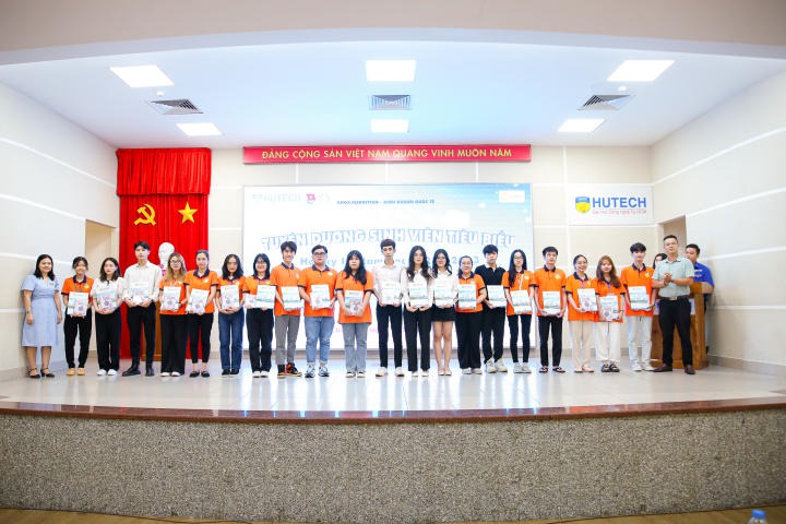 Khoa Marketing - Kinh doanh quốc tế tuyên dương 659 sinh viên tiêu biểu HKI năm học 2022 - 2023 103