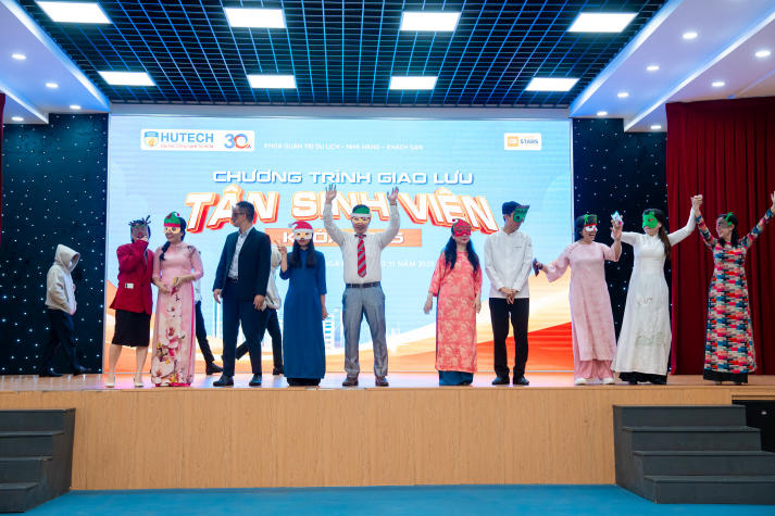 [Ảnh] Chương trình giao lưu “siêu nhiệt” của sinh viên Khoa Quản trị Du lịch - Nhà hàng - Khách sạn 79