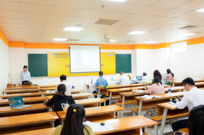 16 học viên cao học ngành Luật kinh tế đề xuất nhiều giải pháp pháp lý thực tiễn trong buổi bảo vệ luận văn/đề án tốt nghiệp 36