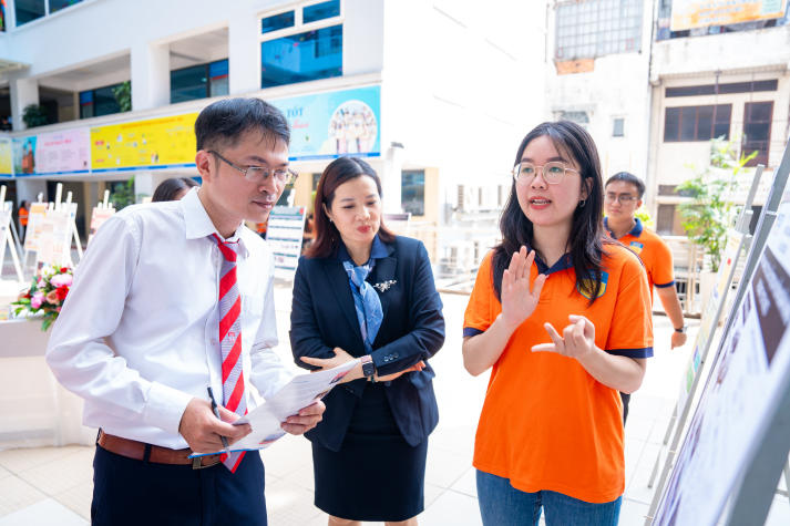 Sáng tạo từ trải nghiệm thực tế: Sinh viên ngành Kinh doanh thương mại báo cáo thực tập bằng poster 112