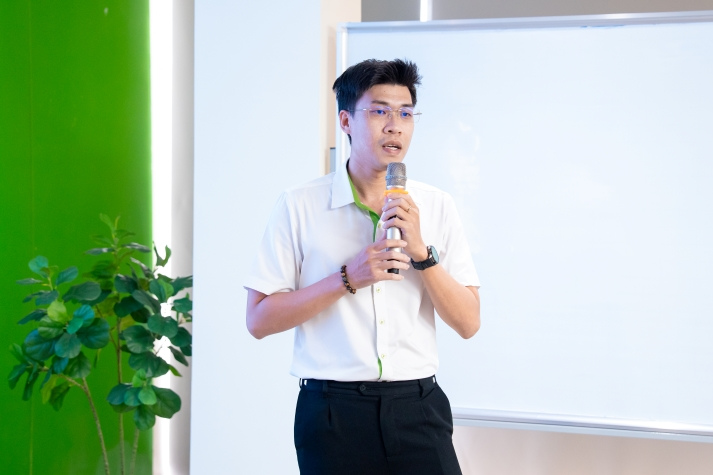 Sinh viên Viện Kỹ thuật khám phá môi trường sản xuất hiện đại tại Nhựa Tiền Phong 50