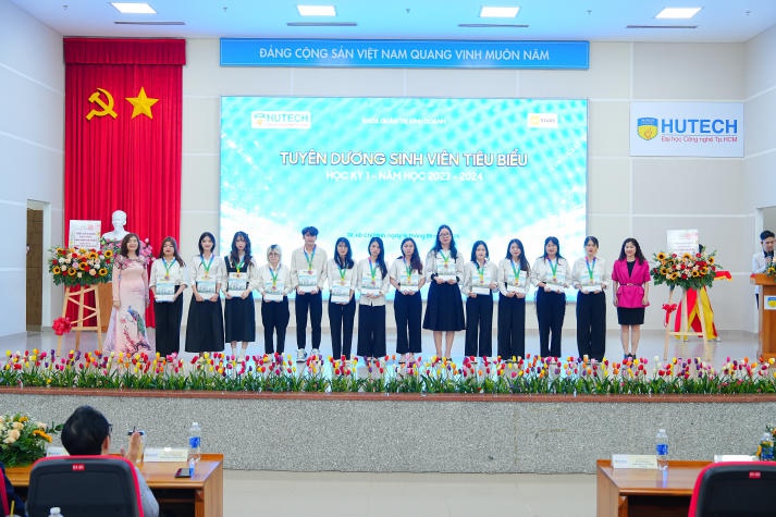 Gần 600 sinh viên tiêu biểu Học kỳ I năm học 2023-2024 của Khoa Quản trị kinh doanh được tuyên dương 108