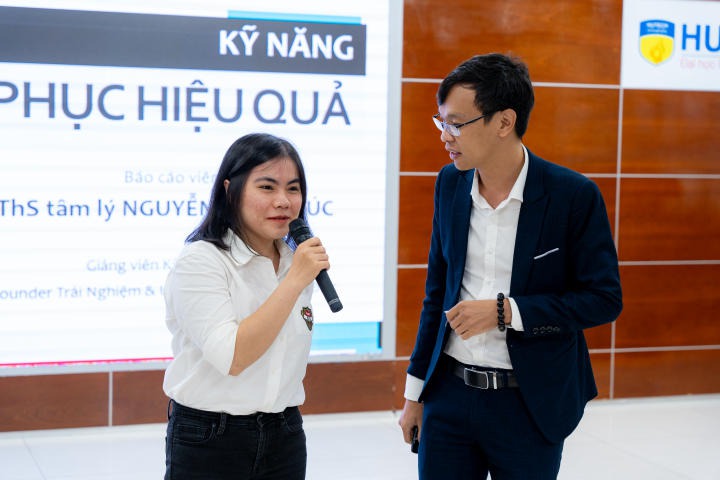 Ban cán sự lớp Khoa Khoa học Xã hội và Quan hệ Công chúng học hỏi nhiều kỹ năng hữu ích qua buổi tập huấn 100