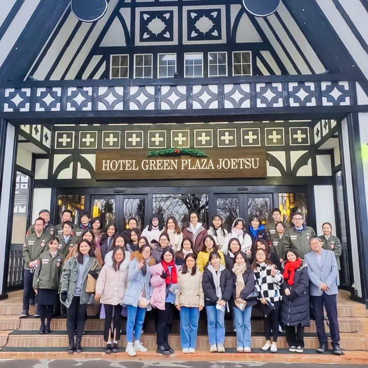 Nhóm sinh viên check-in tại một khách sạn ở Nhật Bản, bắt đầu chuyến thực tập thú vị tại đất nước Mặt trời mọc