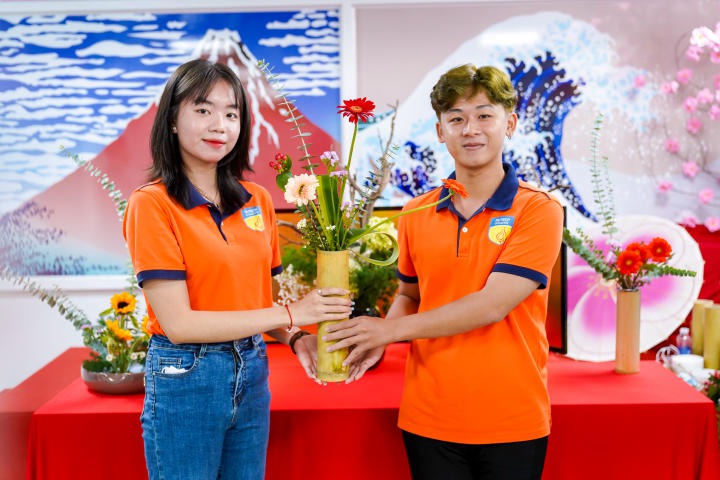 Sinh viên Khoa Nhật Bản học HUTECH trải nghiệm nghệ thuật cắm hoa truyền thống Ikebana qua Workshop 108
