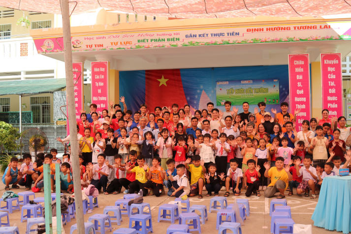 Hành trình tuổi trẻ HUTECH gieo yêu thương, nâng bước em đến lớp 103