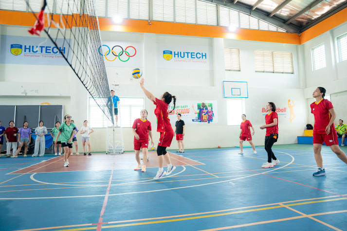 [Hội thao CB-GV-NV HUTECH 2025]: TT.TVTS-TT.TrT-TT.Mar-PTTH, P.ĐT-P.KT-TT.DHS bảo vệ thành công ngôi vương Bóng chuyền nam, nữ 95